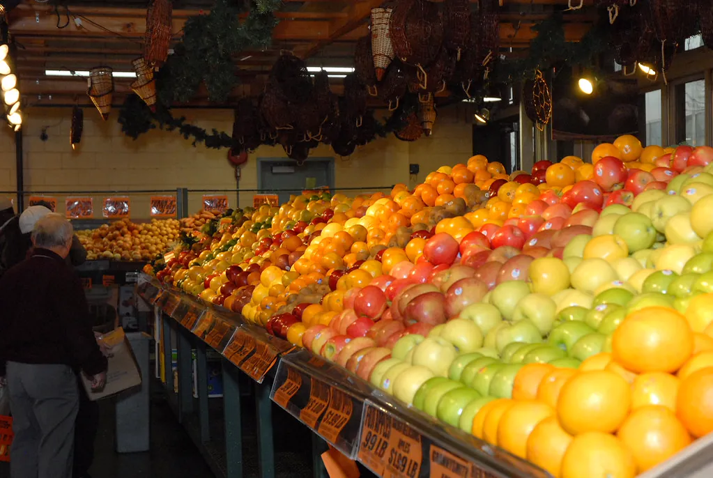 Puesto de frutas y verduras frescas