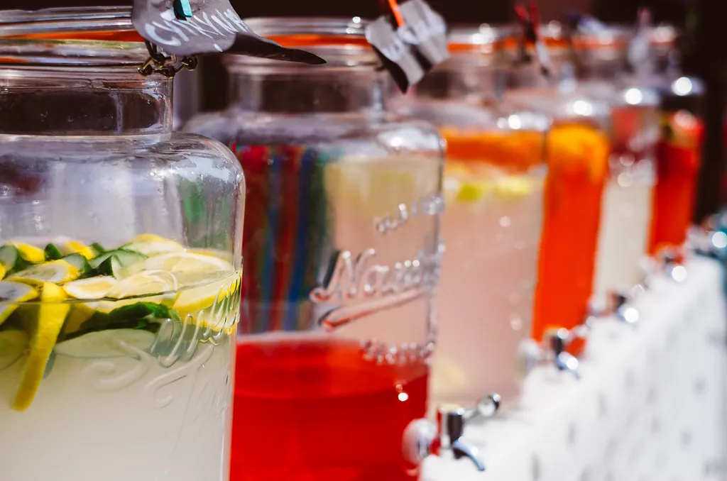 Bebidas: jarras de limonada y refrescos
