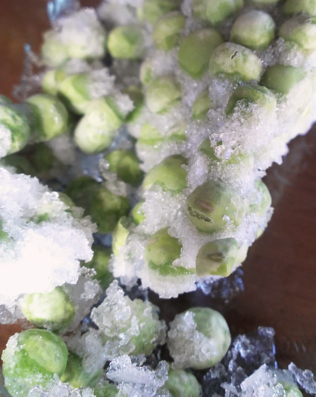 Congelados: arvejas congeladas con cristales de hielo
